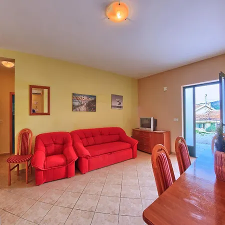 Ruzmarin Apartment *